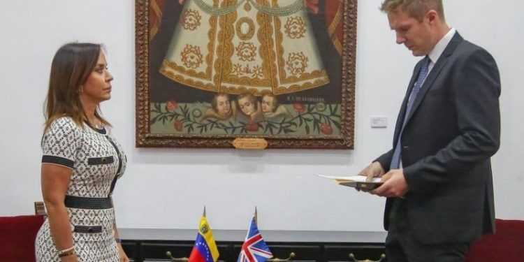Cancillería entregó una Nota de Protesta a Embajada del Reino Unido por usar una bandera de Venezuela sin las ocho estrellas