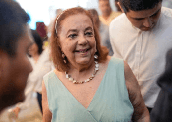 Corina Yoris, una académica venezolana escogida por la oposición para ser su candidata en la boleta electoral del 28 de julio, sonríe en una conferencia de prensa en Caracas, el 25 de marzo de 2024.