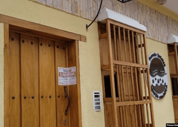 La posada en la que se hospedaron miembros de la oposición venezolana en la ciudad de Carora, en el estado Lara, fue clausurada por el organismo tributario del país.