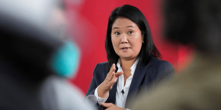 ARCHIVO - La candidata presidencial Keiko Fujimori habla en una conferencia de prensa en Lima, Perú, el 12 de junio de 2021. Un juez prohibió a Keiko Fujimori salir de Perú este 31 de mayo de 2024, debido a una investigación en curso por lavado de dinero.