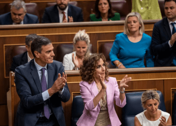 De izquierda a derecha, el presidente del gobierno de España, Pedro Sánchez; la vicepresidenta primera y ministra de Finanzas, María Jesús Montero, aplauden tras la aprobación de una ley de amnistía en el Congreso de los Diputados, en Madrid, el 30 de mayo de 2024.