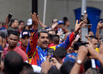 ARCHIVO - El presidente de Venezuela, Nicolás Maduro, saluda a jóvenes partidarios en una marcha contra sanciones estadounidenses en Caracas, Venezuela, el 17 de mayo de 2024.