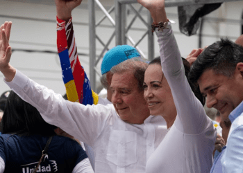 El candidato presidencial, Edmundo González y la líder opositora, María Corina Machado durante un mitin.