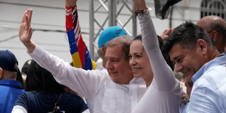 El candidato presidencial, Edmundo González y la líder opositora, María Corina Machado durante un mitin.