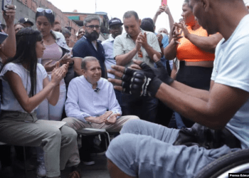 Edmundo González Urrutia, candidato de la Plataforma Unitaria opositora, sonríe durante una actividad de campaña en el sector El Cementerio de Caracas, el 24 de mayo de 2024.