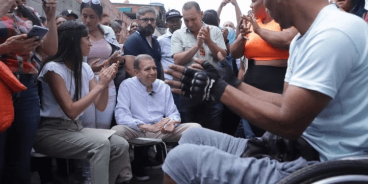 Edmundo González Urrutia, candidato de la Plataforma Unitaria opositora, sonríe durante una actividad de campaña en el sector El Cementerio de Caracas, el 24 de mayo de 2024.