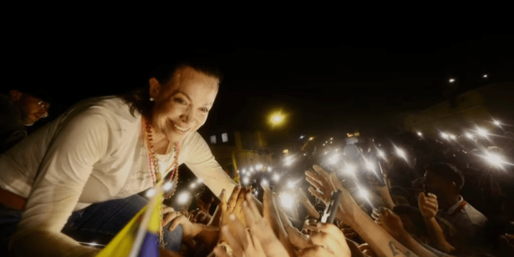 María Corina Machado, dirigente opositora, saluda a simpatizantes durante un mitin en Apure, la noche del miércoles 22 de mayo de 2024. Antes de llegar a esa región, desayunó en un restaurante que fue clausurado posteriormente por el gobierno.