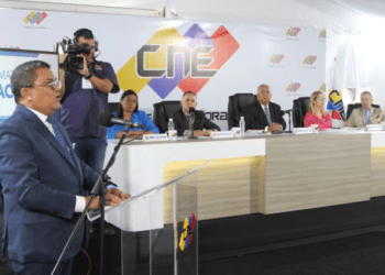 ARCHIVO - Benjamín Rausseo, postulado a la presidencia por el partido "Conde", habla sobre su candidatura al registrarla ante el CNE el 24 de marzo de 2024, en Caracas.