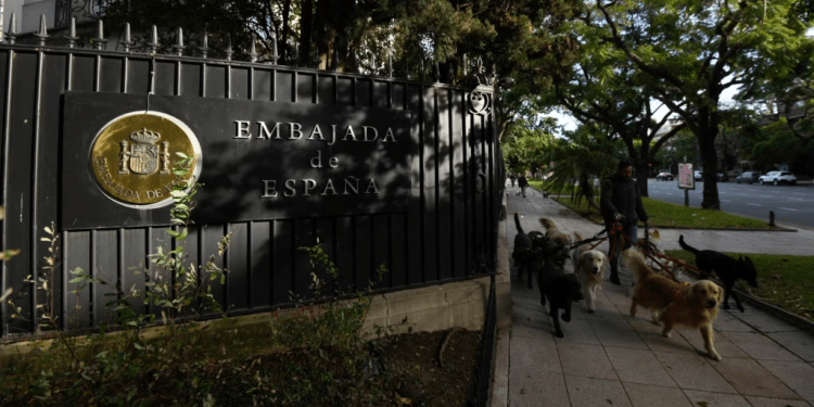 Un hombre camina con sus perros frente a la embajada de España en el barrio de Palermo de Buenos Aires, Argentina, el lunes 20 de mayo de 2024.