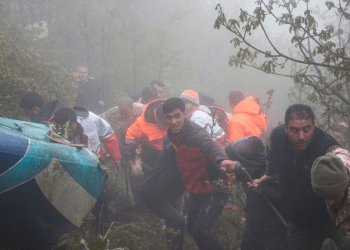 En esta fotografía proporcionada por la agencia de noticias Moj, miembros del equipo de rescate trabajan en el lugar del accidente de un helicóptero que transportaba al presidente iraní Ebrahim Raisi en Varzaghan, en el noroeste de Irán, el 20 de mayo de 2024.