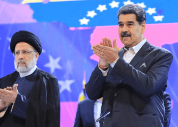 El presidente venezolano Nicolás Maduro aplaude durante un acto oficial en Caracas junto al presidente de Irán Ebrahim Raisi, el 13 de junio de 2023. Raisi falleció en un accidente de helicóptero, según medios de su nación.