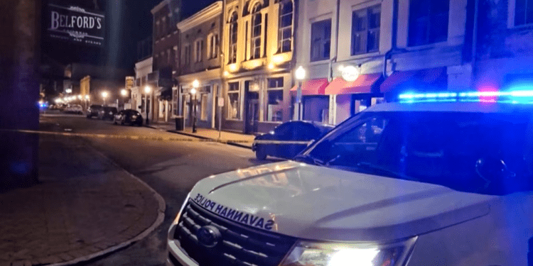 Esta imagen tomada de un video proporcionado por WJCL muestra a la policía respondiendo a un tiroteo en Savannah, Georgia, el 19 de mayo de 2024. Una discusión entre dos mujeres derivó en un tiroteo que dejó 11 personas heridas.