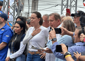 Edmundo González: «Garantizo una alternancia en paz”, candidato de la UNIDAD junto a María Corina en su primer acto de masas (+ Videos)