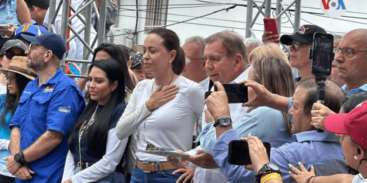 Edmundo González: «Garantizo una alternancia en paz”, candidato de la UNIDAD junto a María Corina en su primer acto de masas (+ Videos)