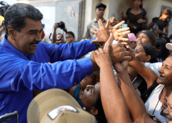 El presidente Nicolás Maduro saluda a simpatizantes durante una actividad cristiana en Caracas, el 15 de mayo de 2024. El mandatario lanzó esta semana su comando de campaña, que presidirá el presidente del parlamento, Jorge Rodríguez.