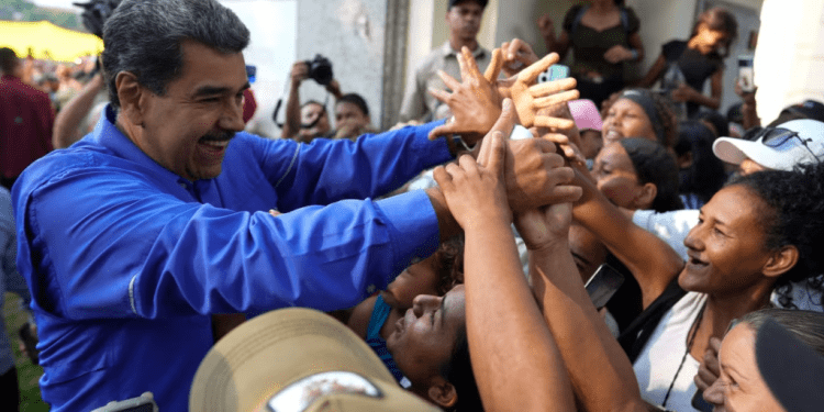 El presidente Nicolás Maduro saluda a simpatizantes durante una actividad cristiana en Caracas, el 15 de mayo de 2024. El mandatario lanzó esta semana su comando de campaña, que presidirá el presidente del parlamento, Jorge Rodríguez.