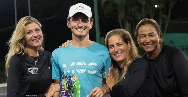 Santi Flores campeón de 2da categoría con Ana María Landaeta, María Crexell y Olyser Moncada de la ATEC. Imágen: @isracapture