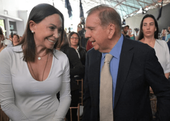 La ganadora de la primaria opositora María Corina Machado sonríe mientras conversa con el candidato opositor Edmundo González Urrutia en un acto del partido Encuentro Ciudadano en Caracas, el 16 de mayo de 2024.