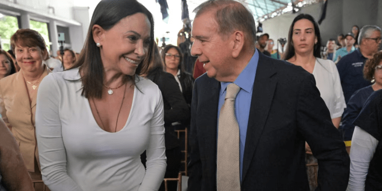 La ganadora de la primaria opositora María Corina Machado sonríe mientras conversa con el candidato opositor Edmundo González Urrutia en un acto del partido Encuentro Ciudadano en Caracas, el 16 de mayo de 2024.