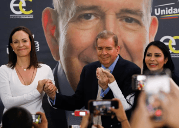 El candidato presidencial opositor, Edmundo González Urrutia, durante su primer mitin junto a la líder María Corina Machado (izquierda) y la dirigente opositora Delsa Solorzano.