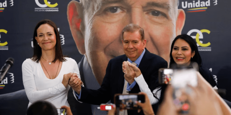 El candidato presidencial opositor, Edmundo González Urrutia, durante su primer mitin junto a la líder María Corina Machado (izquierda) y la dirigente opositora Delsa Solorzano.