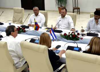 El canciller venezolano Yván Gil (arriba, en el centro) conversa con su contraparte cubana Bruno Rodríguez en La Habana, este 15 de mayo de 2024.