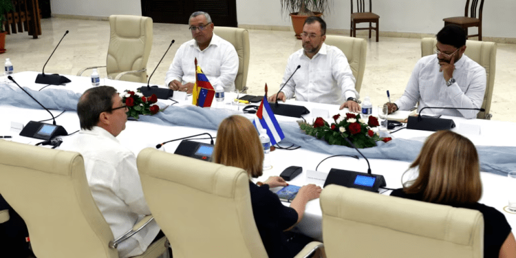 El canciller venezolano Yván Gil (arriba, en el centro) conversa con su contraparte cubana Bruno Rodríguez en La Habana, este 15 de mayo de 2024.