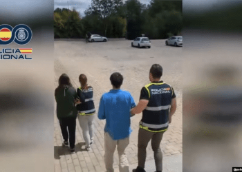 La Policía Nacional de España divulgó un video durante la detención de dos hermanos venezolanos acusados de acoso.