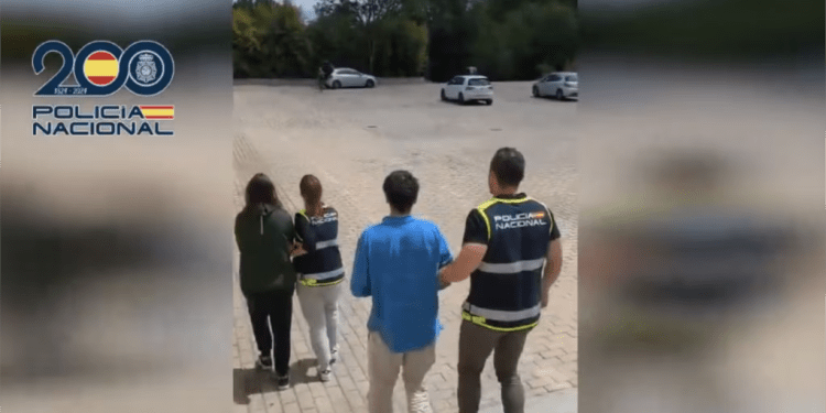 La Policía Nacional de España divulgó un video durante la detención de dos hermanos venezolanos acusados de acoso.