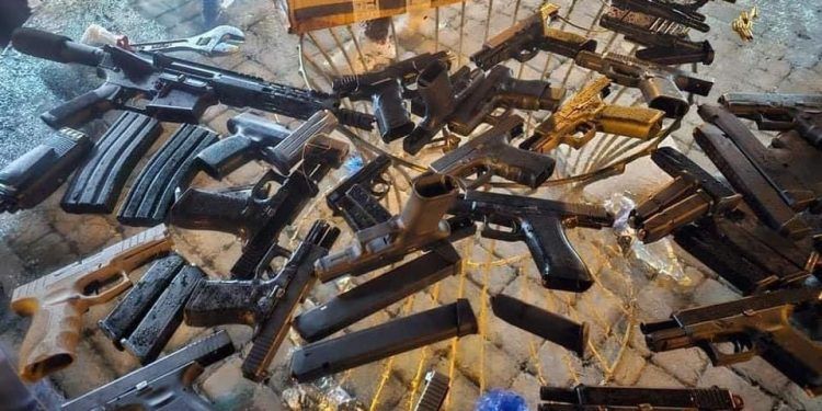 Ecuador: Detienen en una fiesta a hijo de expresidente Abdalá Bucaram, y a 150 personas en pesquisa por narcotráfico