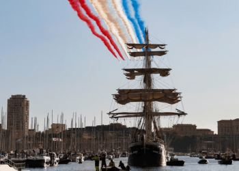 La llama olímpica llegó al Puerto Viejo de Marsella en un barco de tres mástiles procedente de Grecia. Aviones de vuelo acrobático del equipo de Patrouille de France sobrevoló la nave Belem del siglo XIX durante la ceremonia de recibimiento, el miércoles 8 de mayo.