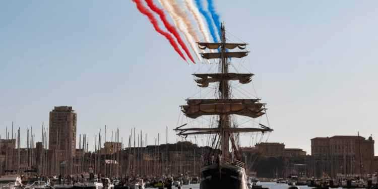 La llama olímpica llegó al Puerto Viejo de Marsella en un barco de tres mástiles procedente de Grecia. Aviones de vuelo acrobático del equipo de Patrouille de France sobrevoló la nave Belem del siglo XIX durante la ceremonia de recibimiento, el miércoles 8 de mayo.