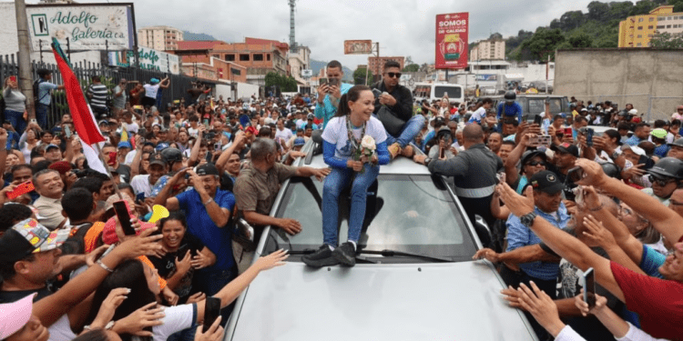 María Corina Machado, dirigente del partido Vente Venezuela, participa en una caravana para llamar a votar por el candidato opositor Edmundo González Urrutia en el estado Trujillo, el 9 de mayo de 2024.