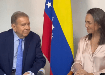 Edmundo González Urrutia, candidato opositor para la elección presidencial de Venezuela, y la dirigente política María Corina Machado comparten durante su mensaje en el foro del Consejo de las Américas, este 8 de mayo de 2024.