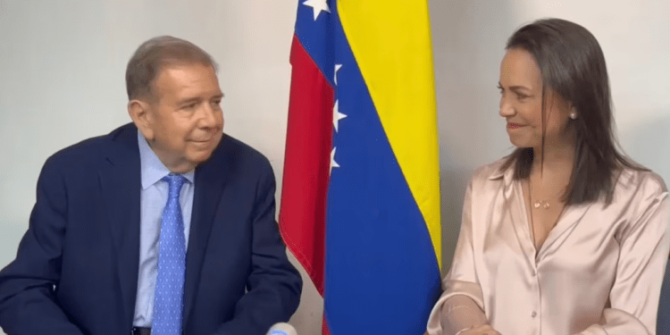 Edmundo González Urrutia, candidato opositor para la elección presidencial de Venezuela, y la dirigente política María Corina Machado comparten durante su mensaje en el foro del Consejo de las Américas, este 8 de mayo de 2024.