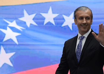 Tareck El Aissami, entonces ministro de petróleo de Venezuela, saluda durante la firma de un convenio energético en Caracas, el 2 de diciembre de 2022.