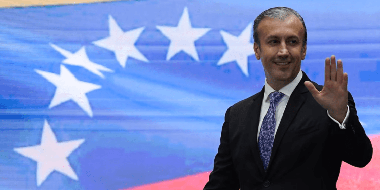 Tareck El Aissami, entonces ministro de petróleo de Venezuela, saluda durante la firma de un convenio energético en Caracas, el 2 de diciembre de 2022.