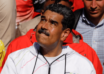 El presidente venezolano Nicolás Maduro gesticula durante su participación en una marcha por el Día del Trabajador en Caracas, el 1 de mayo de 2024. Su gobierno habría contratado a una firma financiera experta en reestructuración de deudas.