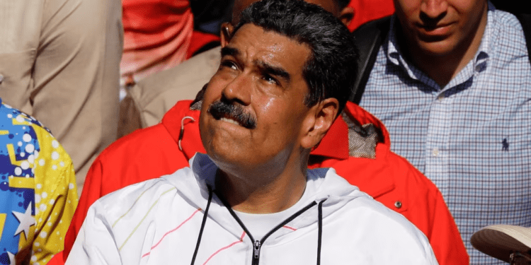 El presidente venezolano Nicolás Maduro gesticula durante su participación en una marcha por el Día del Trabajador en Caracas, el 1 de mayo de 2024. Su gobierno habría contratado a una firma financiera experta en reestructuración de deudas.