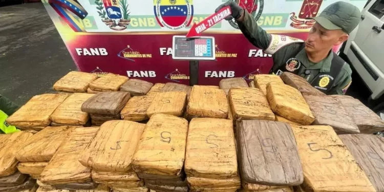Táchira: GNB detiene a dos sujetos que trasladaban droga en vehículo con placas diplomáticas en la Fría (+ Video)