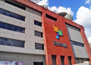 Argentina: Gobierno de Milei eliminó el canal venezolano Telesur de la grilla de la televisión digital abierta