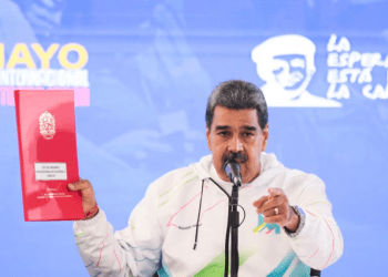 El presidente Nicolás Maduro habla durante un evento por el Día del Trabajador, en Caracas, el 1 de mayo de 2024.