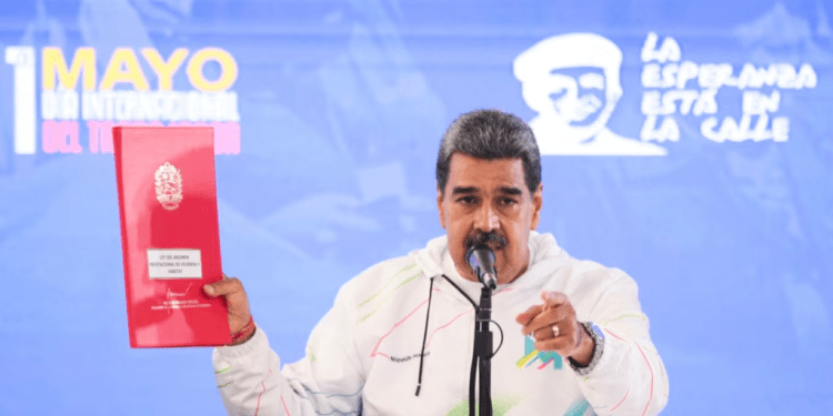 El presidente Nicolás Maduro habla durante un evento por el Día del Trabajador, en Caracas, el 1 de mayo de 2024.