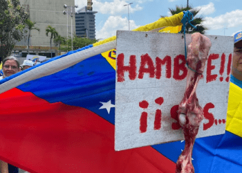 Trabajadores venezolanos exigen salarios digno durante una movilización por el Día Internacional del Trabajador.