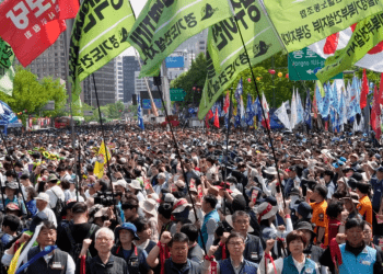 Miembros de la Confederación Coreana de Sindicatos se reúnen para una marcha del Primero de Mayo en Seúl, Corea del Sur, el miércoles 1 de mayo de 2024.