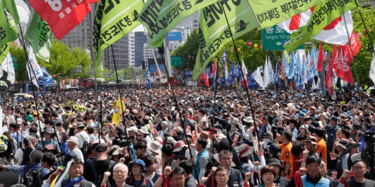Miembros de la Confederación Coreana de Sindicatos se reúnen para una marcha del Primero de Mayo en Seúl, Corea del Sur, el miércoles 1 de mayo de 2024.