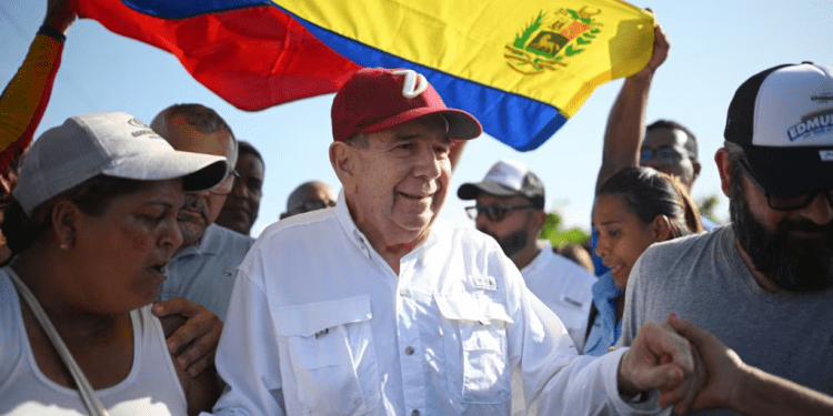Edmundo González Urrutia, candidato presidencial opositor, saluda a simpatizantes al llegar a un acto en Barlovento, Miranda, el 26 de junio de 2024.