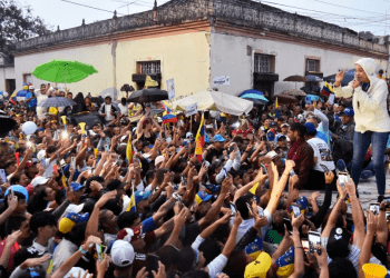 La líder opositora María Corina Machado habla a simpatizantes durante un mitin de campaña electoral a favor de Edmundo González Urrutia, candidato de la Plataforma Unitaria, en San Juan de Colón, Táchira, el 27 de junio de 2024.