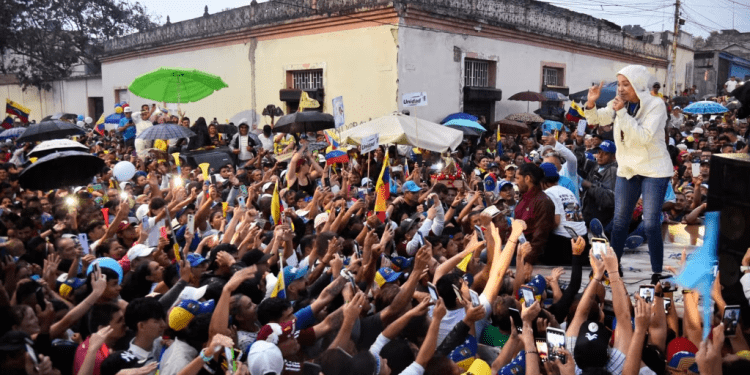 La líder opositora María Corina Machado habla a simpatizantes durante un mitin de campaña electoral a favor de Edmundo González Urrutia, candidato de la Plataforma Unitaria, en San Juan de Colón, Táchira, el 27 de junio de 2024.