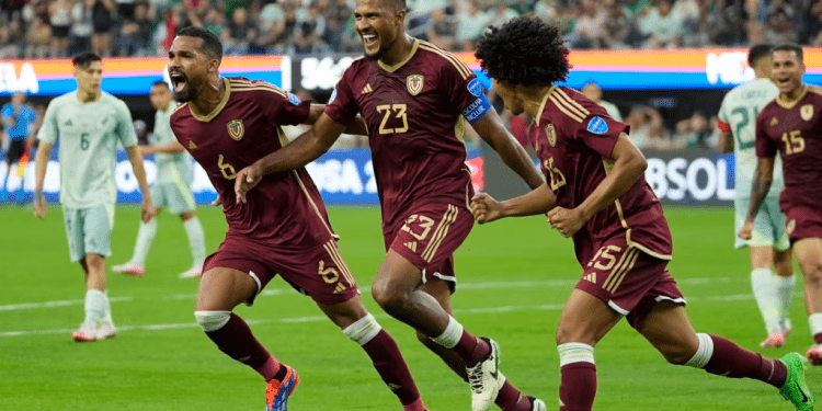 El delantero venezolano Salomón Rondón celebra con sus compañeros de equipo tras anotar un gol de penalti ante México en la Copa América, este 26 de junio, en California, Estados Unidos. Venezuela avanzó a la siguiente ronda del torneo. El delantero venezolano Salomón Rondón celebra con sus compañeros de equipo tras anotar un gol de penalti ante México en la Copa América, este 26 de junio, en California, Estados Unidos. Venezuela avanzó a la siguiente ronda del torneo.
